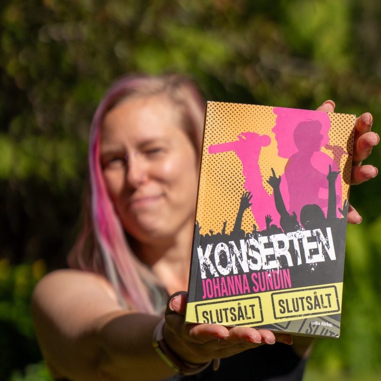 Konserten Bild på författaren Johanna Sundin som håller upp boken Konserten (nalta förlag)